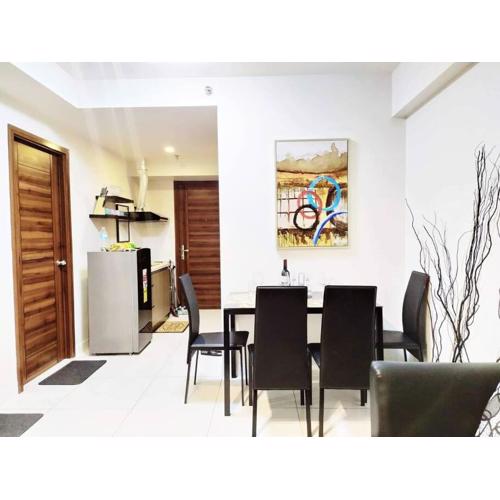 2BR Condo unit with Balcony at the Center of Cebu