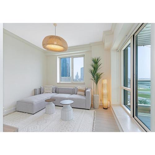 2BR Dubai Marina Apt - Walk to Metro - Pool and Gym