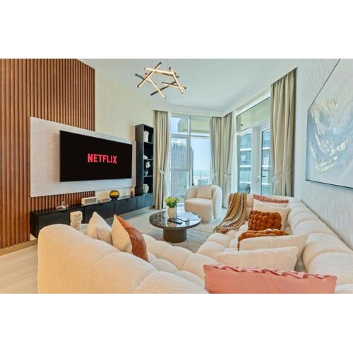 2BR Luxury with Stunning Lake View in Business Bay