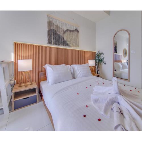 2BR Orange County With Free Parking and Rooftop Pool