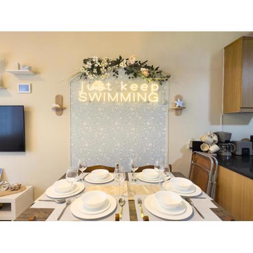 2BR Stylish Condo - Fast WiFi & Netflix - MOA Area near Airport