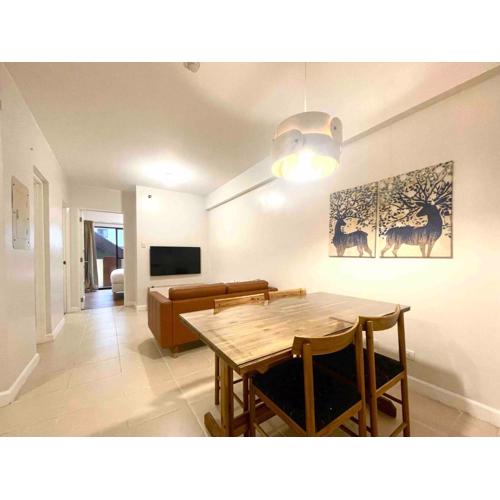 2BR @ The Redwoods near SM Fairview w Free Parking