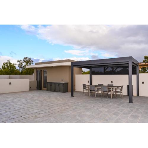 3 bd, 2 bth penthouse rooftop, 10 mns walk to beach