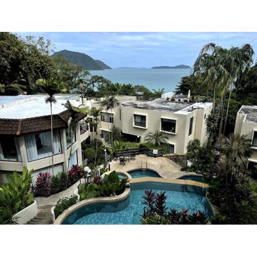 3-bed house with Private beach