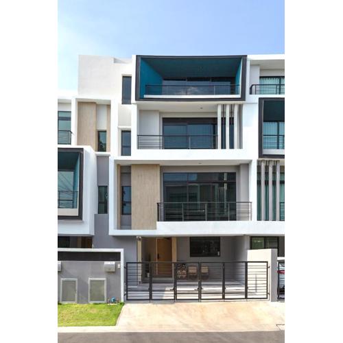 3 Bedroom 3 Bathroom, Luxury Home, Near Ekkamai