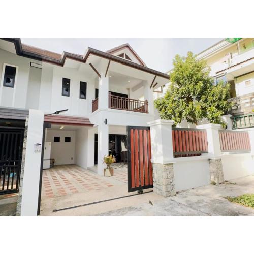 3 Bedroom Renovated Villa 3 minutes to the beach