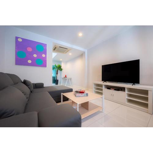 3 Bedroom Spacious Home in Downtown Bangkok Near MRT BTS Asok Station