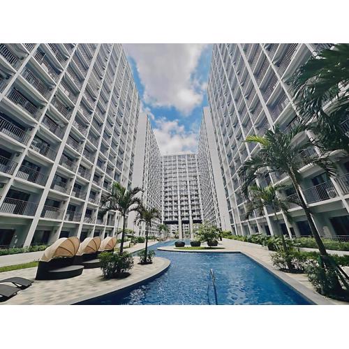 3 Condos*8 Beds*3 bathrooms*3 Kitchens*4 Pools*@ Shore2 MOA