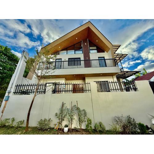 3 Storey House with Attic Mountain View up to 20 Guests