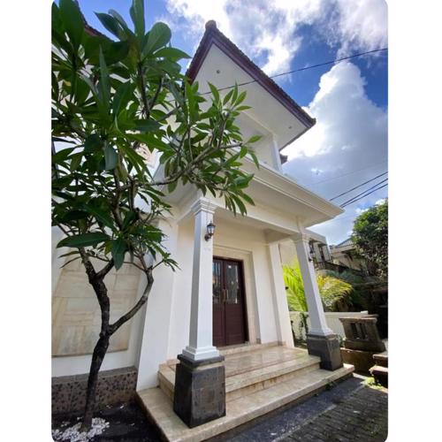 3BR 3BA Nyoman House near GWK Cultural Park and best beaches