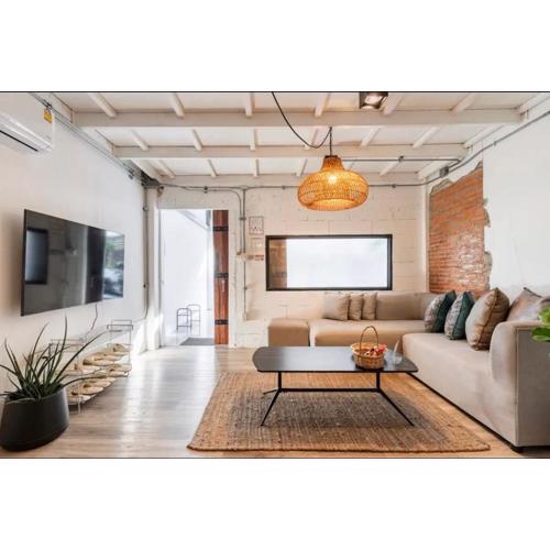 3BR House in Thapae l NightBazaar