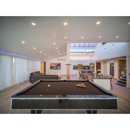 3BR Luxury Penthouse, 300m From Beach