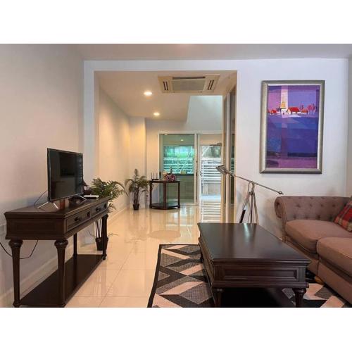 3BR Sukhumvit Townhouse, close to Emsphere and BTS MRT