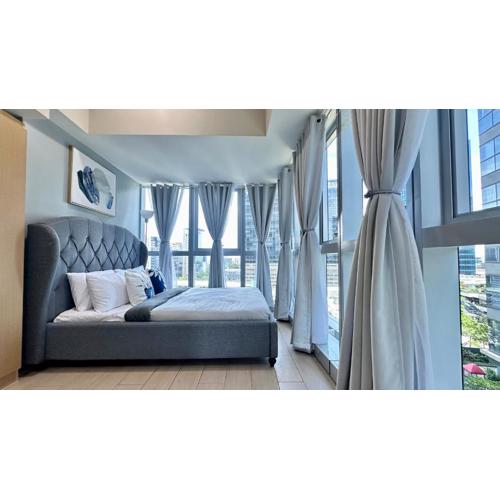 3BR Uptown BGC with Parking and 300mbps Wifi