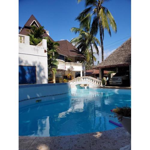 4 Bed Villa - Sleeps 8 - Wifi - Pool - Garden