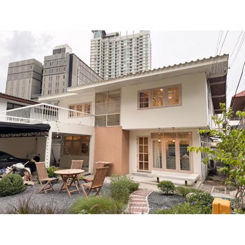 4 Bedroom Rustic Farmhouse Sleep 10 4 Mins walk to MRT