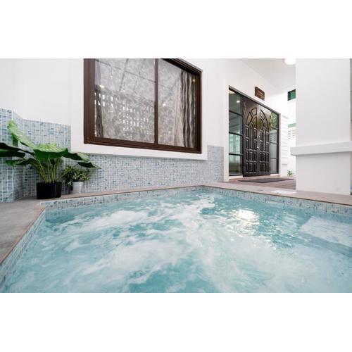 4 BR villa W Jacuzzi At Patong
