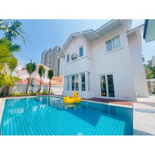 芭提雅中天海滩4卧室泳池别墅步行10分钟到海边