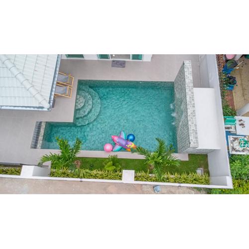 芭提雅市中心 豪装独栋泳池别墅 4房5卫临近中天海滩 现代轻奢 交通便利 步行街 度假首选 大空间