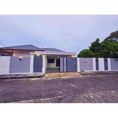 4BR Home with large beds near mall & beaches