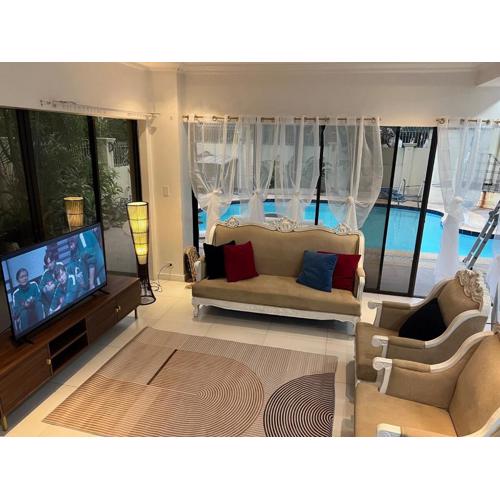 4BR Tipolo rest house with Pool Sauna billiards hockey