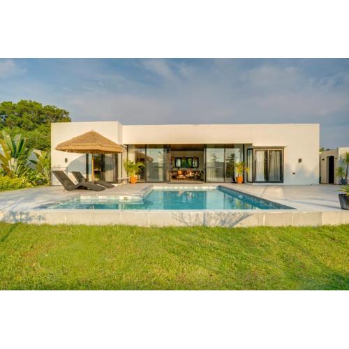 4BR Villa with Pool in Calatagan Batangas up to 16 Guests