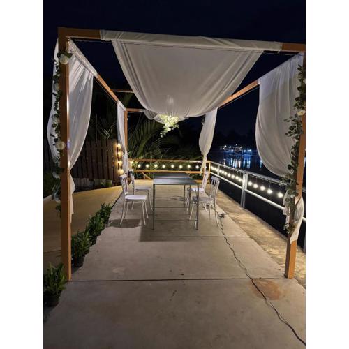 ริมน้ำบ้านแม่ อัมพวา เหมาหลัง 5 นอน พักได้ 10 คน