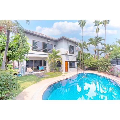 5 BR Villa w Pool - Old City 7 Min Walk - Family Friendly - Ping-Pong Table