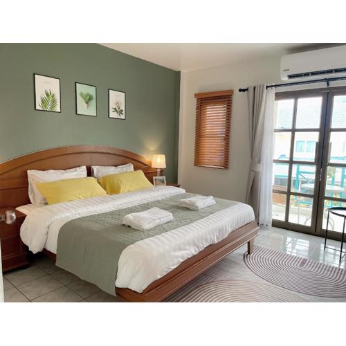 5 mins walk Bangla,beach,3BR