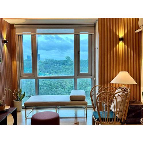 55-SQM 1-BR golf club view condo in Central BGC