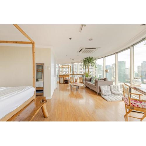 55-SQM Stunning View Wood House Poblacion Makati