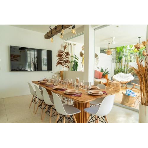 5BR Private Pool Villa - 1 min Beach - Daily Staff, Private Pool, Gym & Games