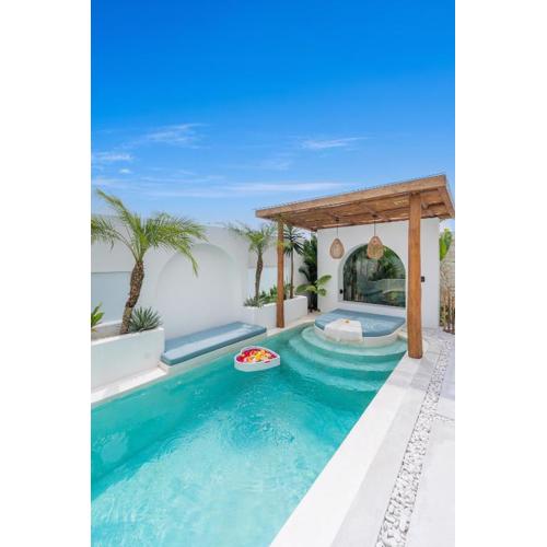 5mins Walk to Seseh Beach, 3BR Villa Private Pool & Rooftop Views