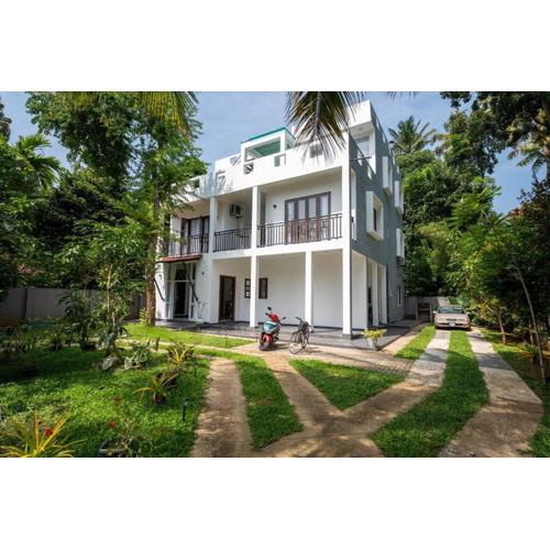 6-Bedroom Villa for 15 Guests in Talpe