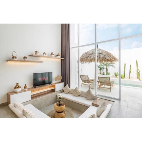 6 min to beach - NEW Luxe Pool Loft w/120' Cinema