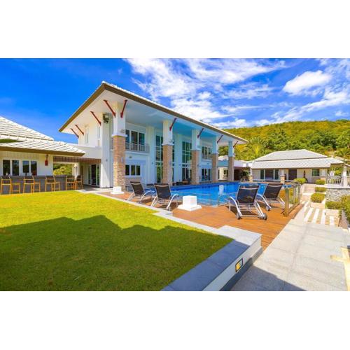7 Bedrooms Mansion on The Golf Course! JB2