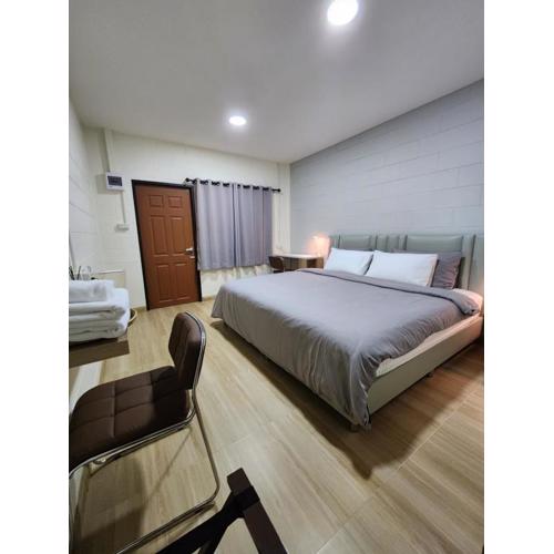 78'sHometel Pattaya 102 SuperKing size Bed