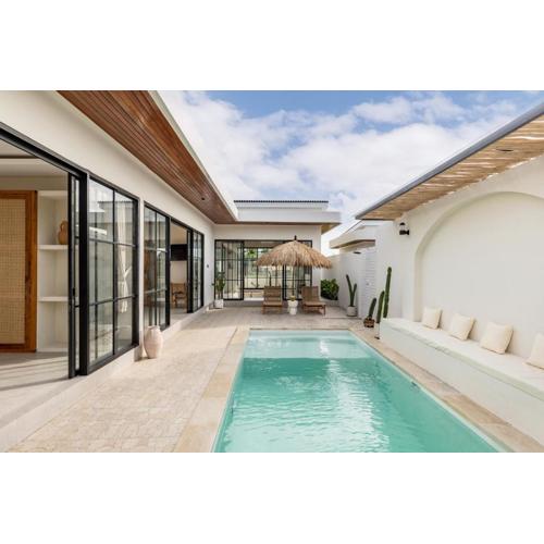 8 Min to Beach NEW Luxe Villa w/Cinema + Pool