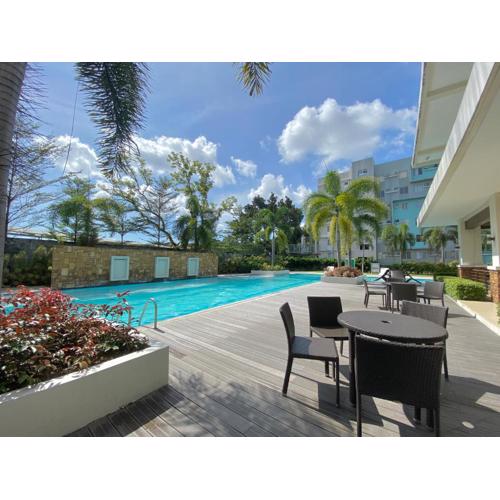 8 Spatial 2BR condo within the city with Pool, WIFI & Netflix