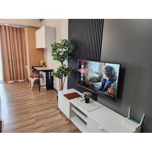 81 Newport C5 10i Balcony & Pool across NAIA T3