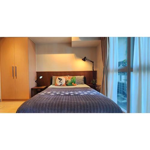 8U Pristine & Cozy Stay at Uptown Mall BGC across Mitsukoshi with FREE Parking and Balcony