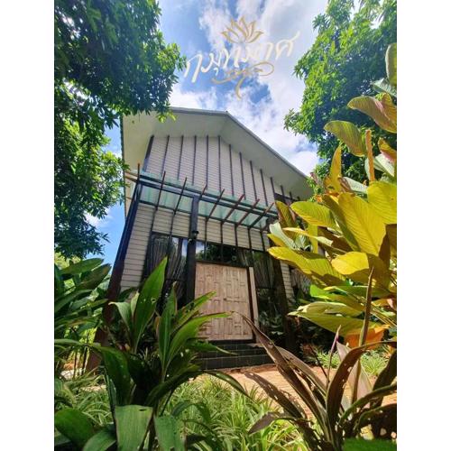 กมุทมาศ สวรรคโลก