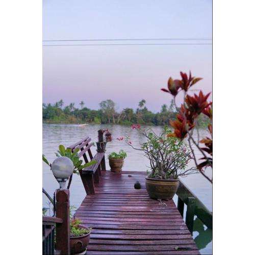 เรือนรอยน้ำ บ้านกามเทพ โฮมสเตย์ อัมพวา