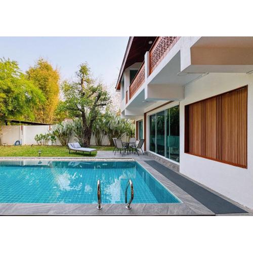 提供免费汽车使用的含泳池被墅房间