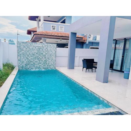 芭提雅市中心别墅 中天海滩独栋泳池别墅 步行街附近的别墅 现代风格大空间 价格优惠服务好