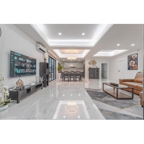 芭提雅市中心 现代轻奢 独栋双层泳池别墅 五房六卫 全新 大空间