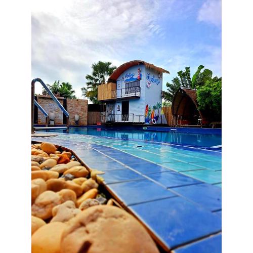 บ้านนกฮูกอิงไม้ ริมเล