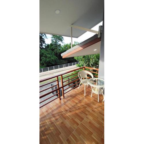 บ้านริมน้ำท่าคอย