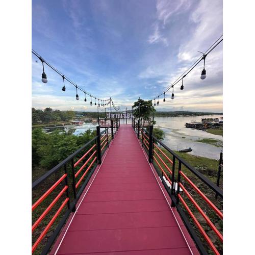 ปลายเขื่อนแคมป์ปิ้ง บ้านเรือนไทย