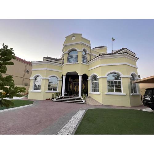 فيلا عائلية مميزة بحوض سباحة ومرافق خاصة